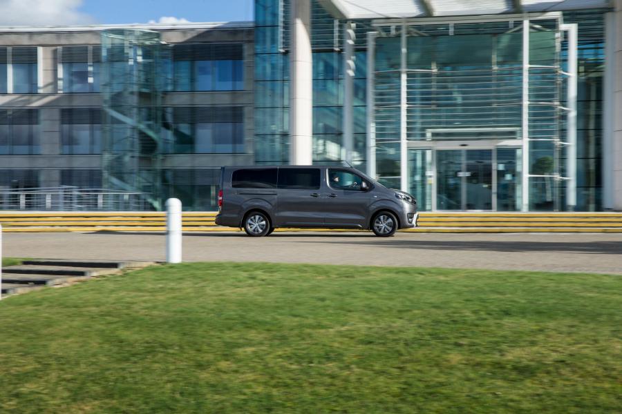 Toyota ProAce Verso VIP 2018 года  (UK) (фото 23 из 30)